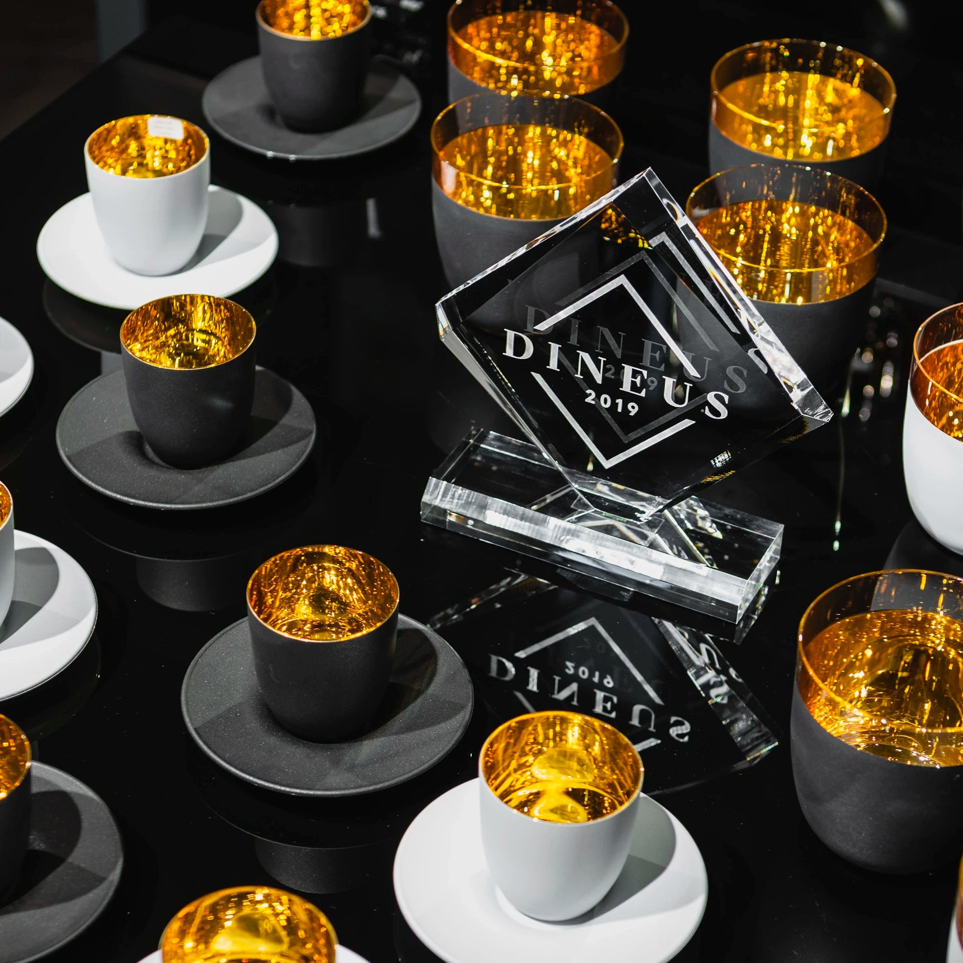Eisch Espressoglas mit Untersetzer - Cosmo gold in Geschenkröhre 109/6 mit Dineus Auszeichnung