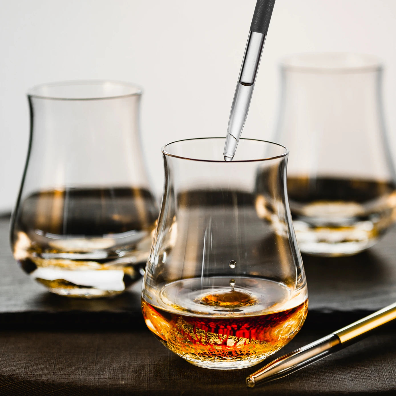 Eisch Whisky Pipette Gentleman schwarz im Geschenkkarton 999/4 Stilleben