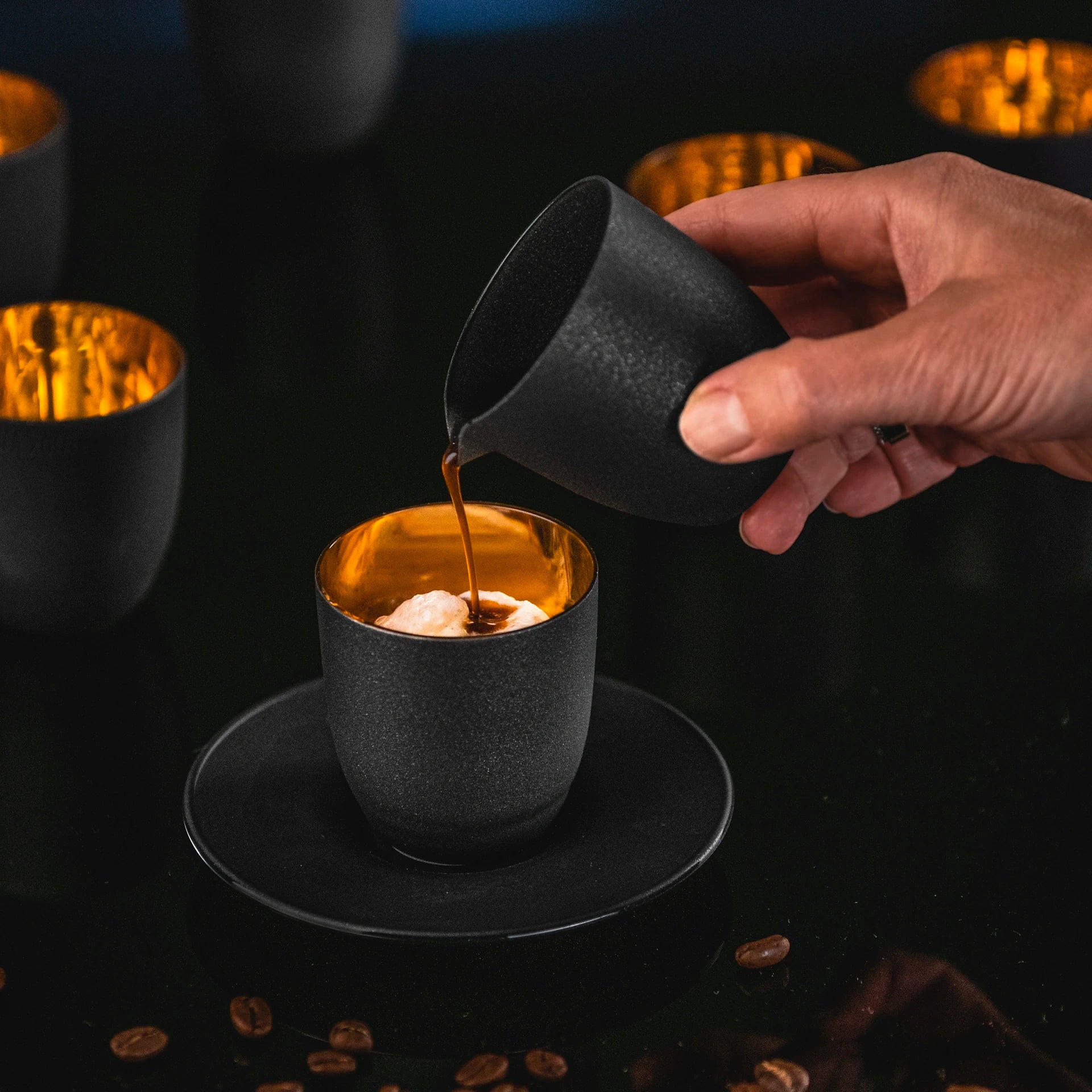 Eisch Affogato al oro Glas - Kännchen in Geschenkröhre 109/5 Stilleben