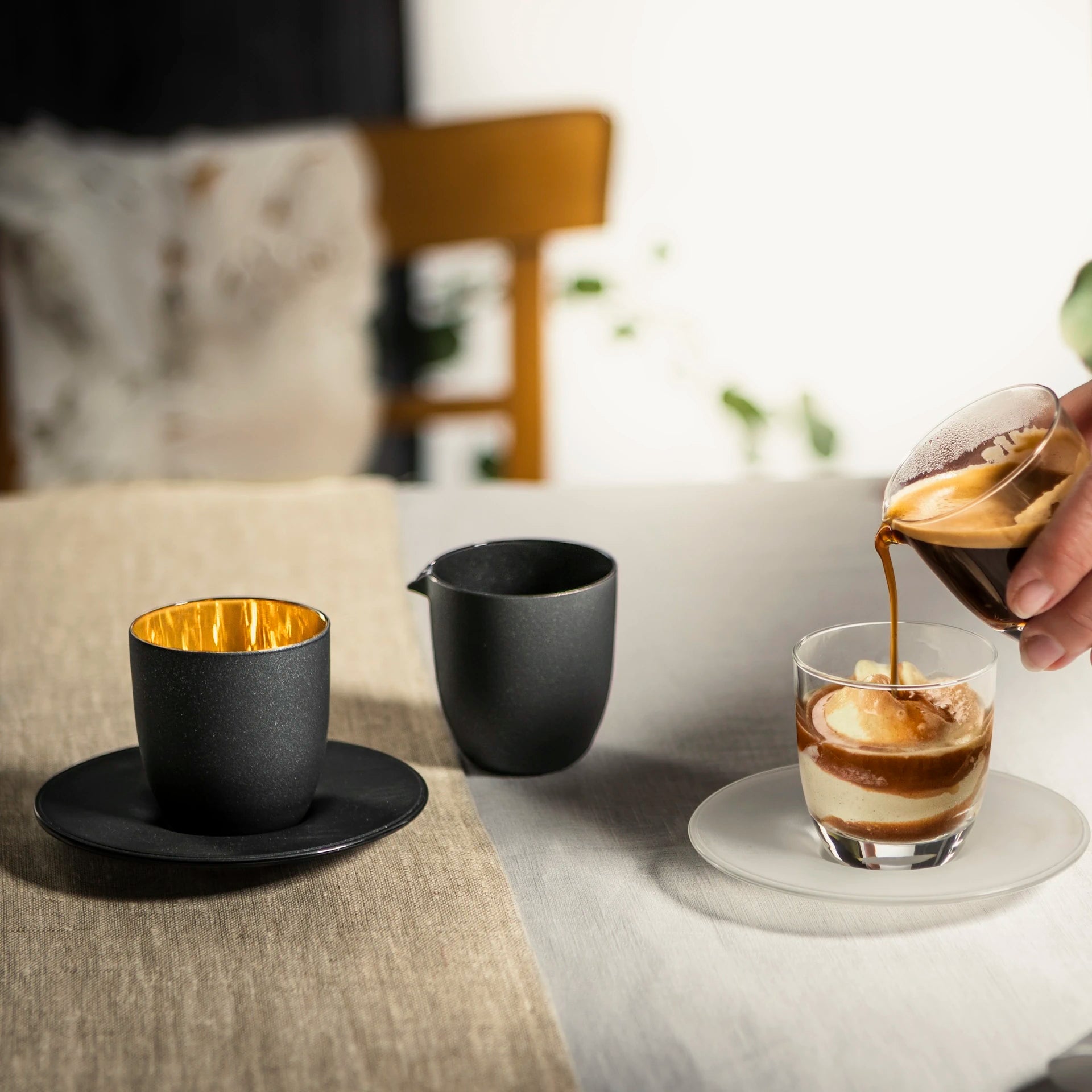 Eisch Affogato al oro Glas - Kännchen in Geschenkröhre 109/5 Stilleben mit Tisch