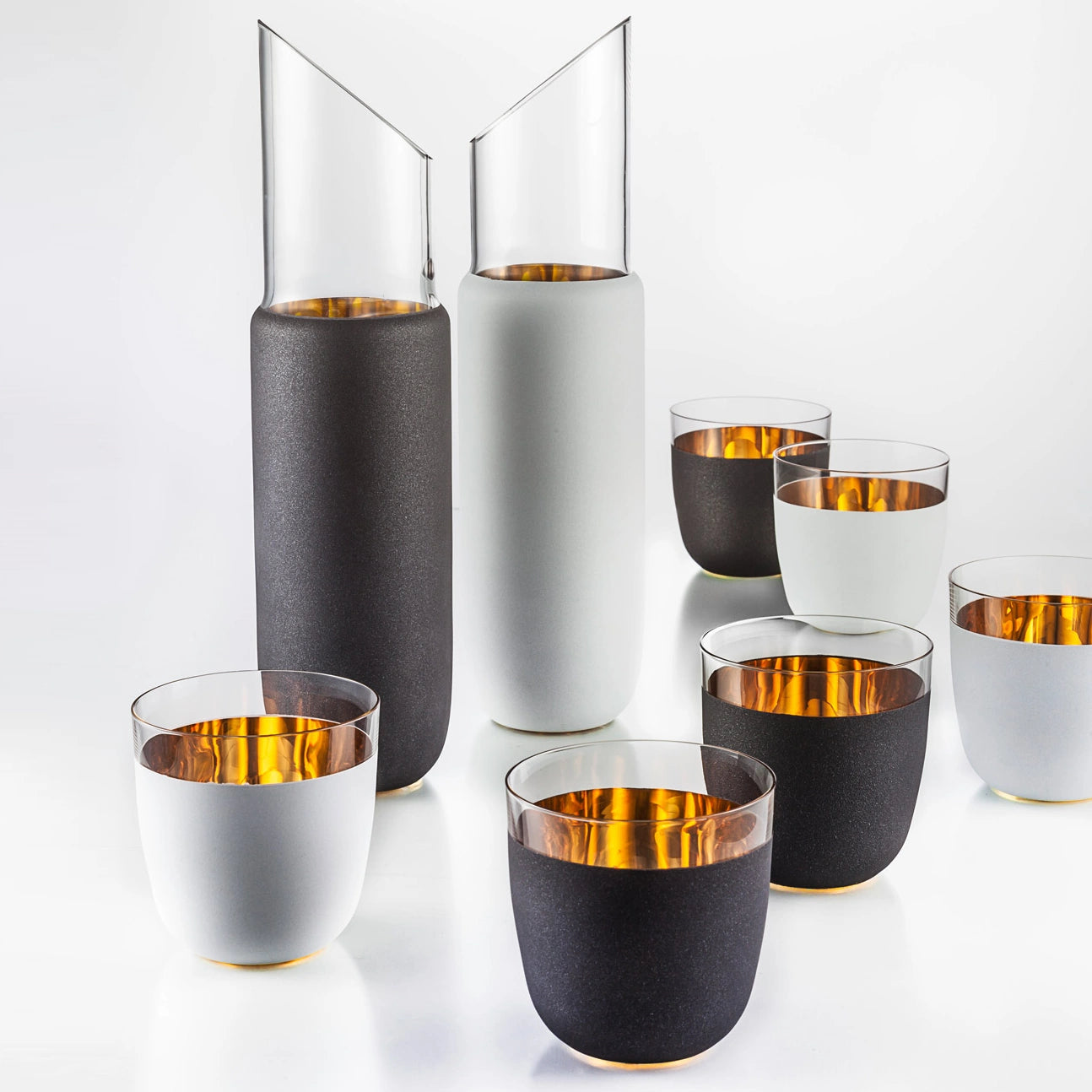 Eisch Karaffe 1,0 l No Drop Effekt - Cosmo gold in Geschenkröhre 767/1.0 Stilleben