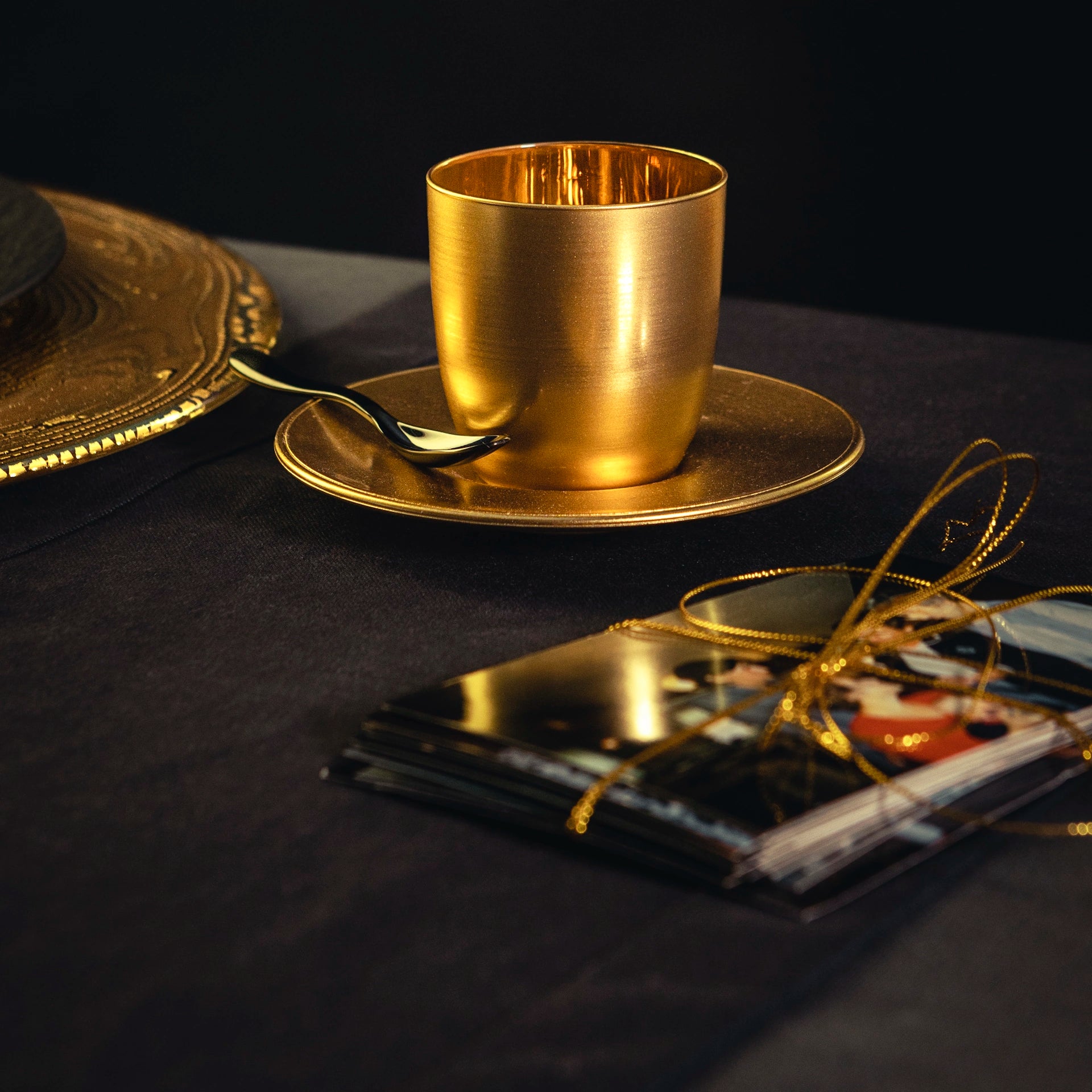 Eisch Espressoglas mit Untersetzer - Cosmo Collect gold in Geschenkröhre 109/6 Stilleben