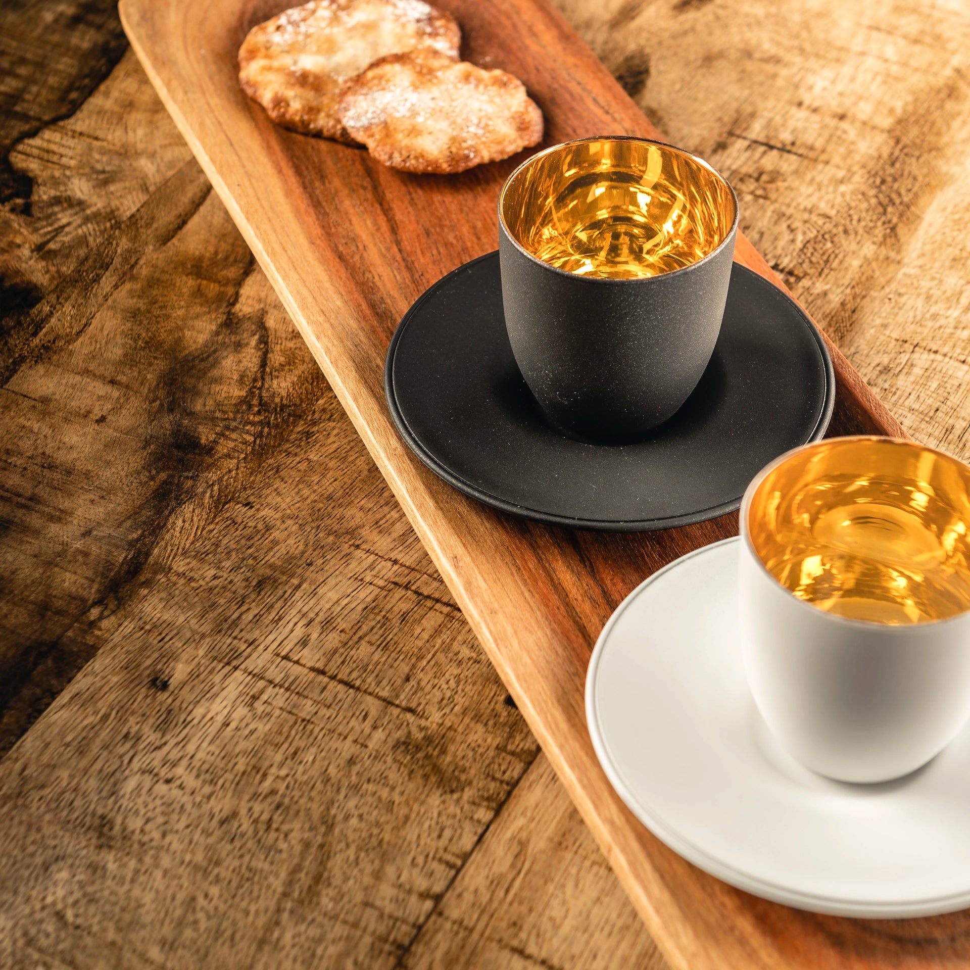 Eisch Espressoglas + Untersetzer - Cosmo gold/weiß in Geschenkröhre 109/6 Stilleben