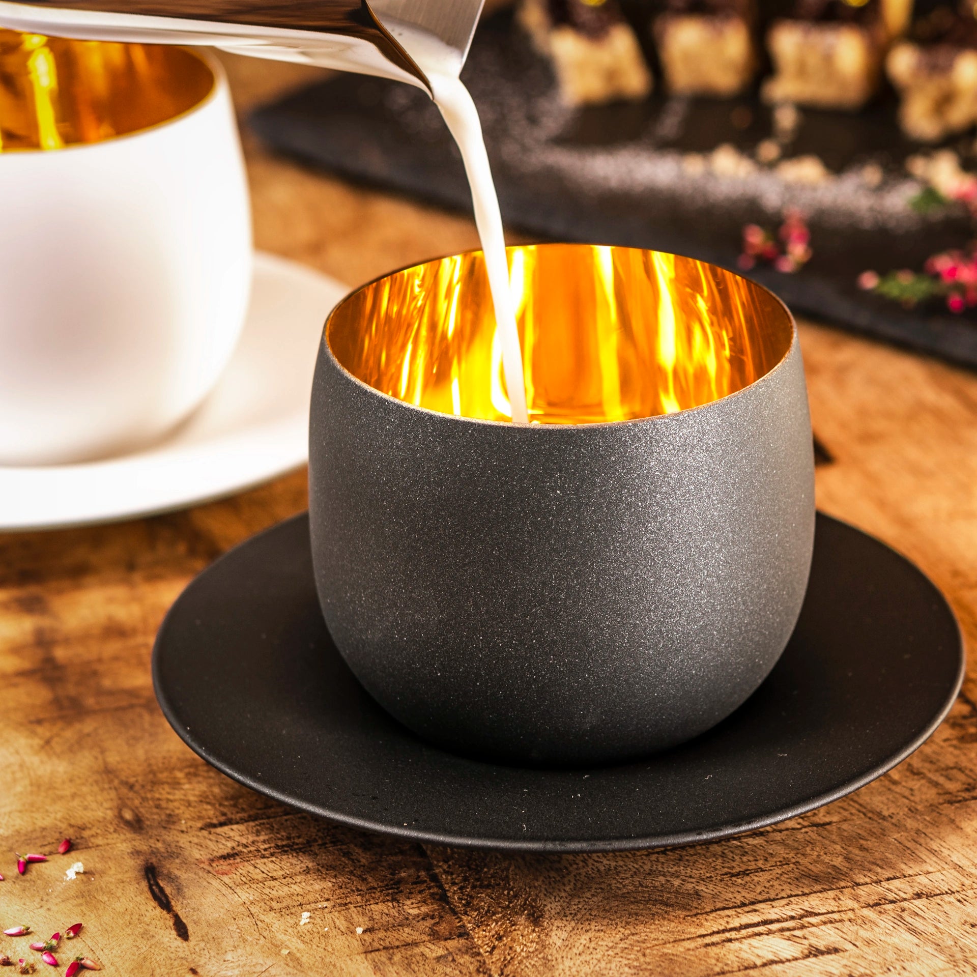 Eisch Cappuccinoglas mit Untersetzer - Cosmo gold in Geschenkröhre 109/3 gold/schwarz Stilleben