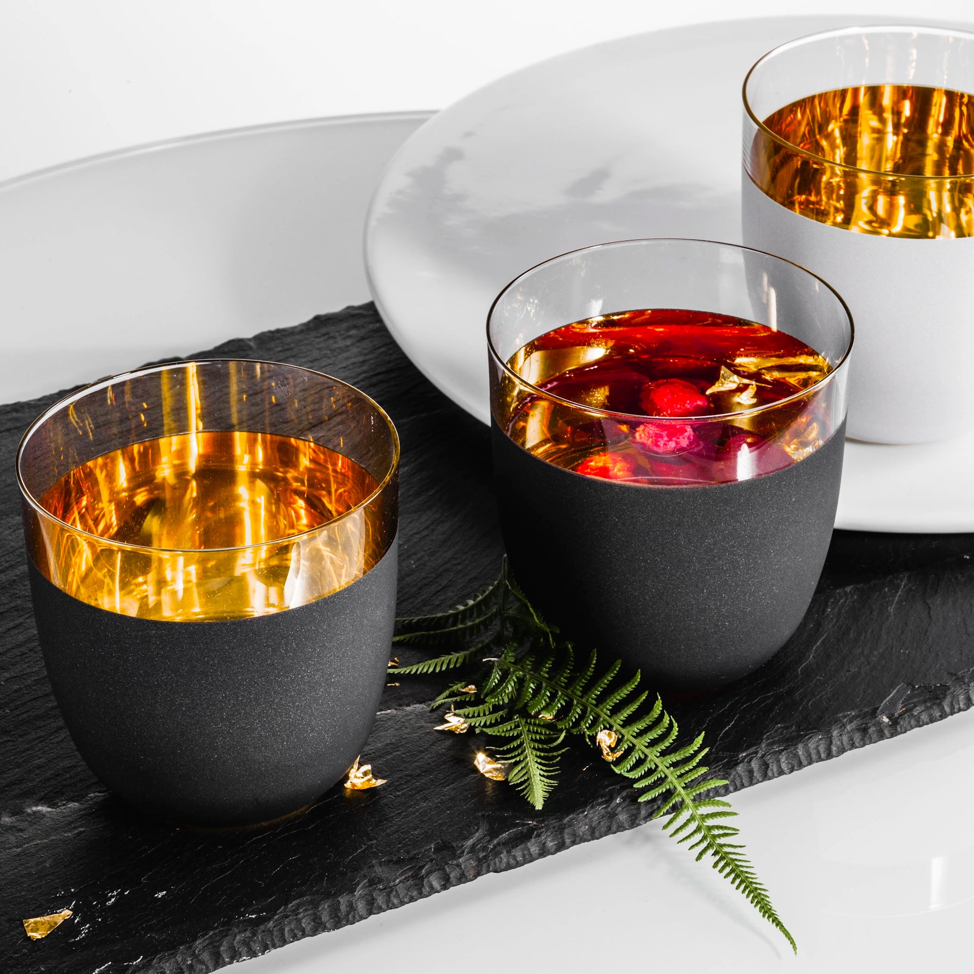 Eisch Becher Cosmo gold 2 Stück in Geschenkröhre 104/15 Stilleben