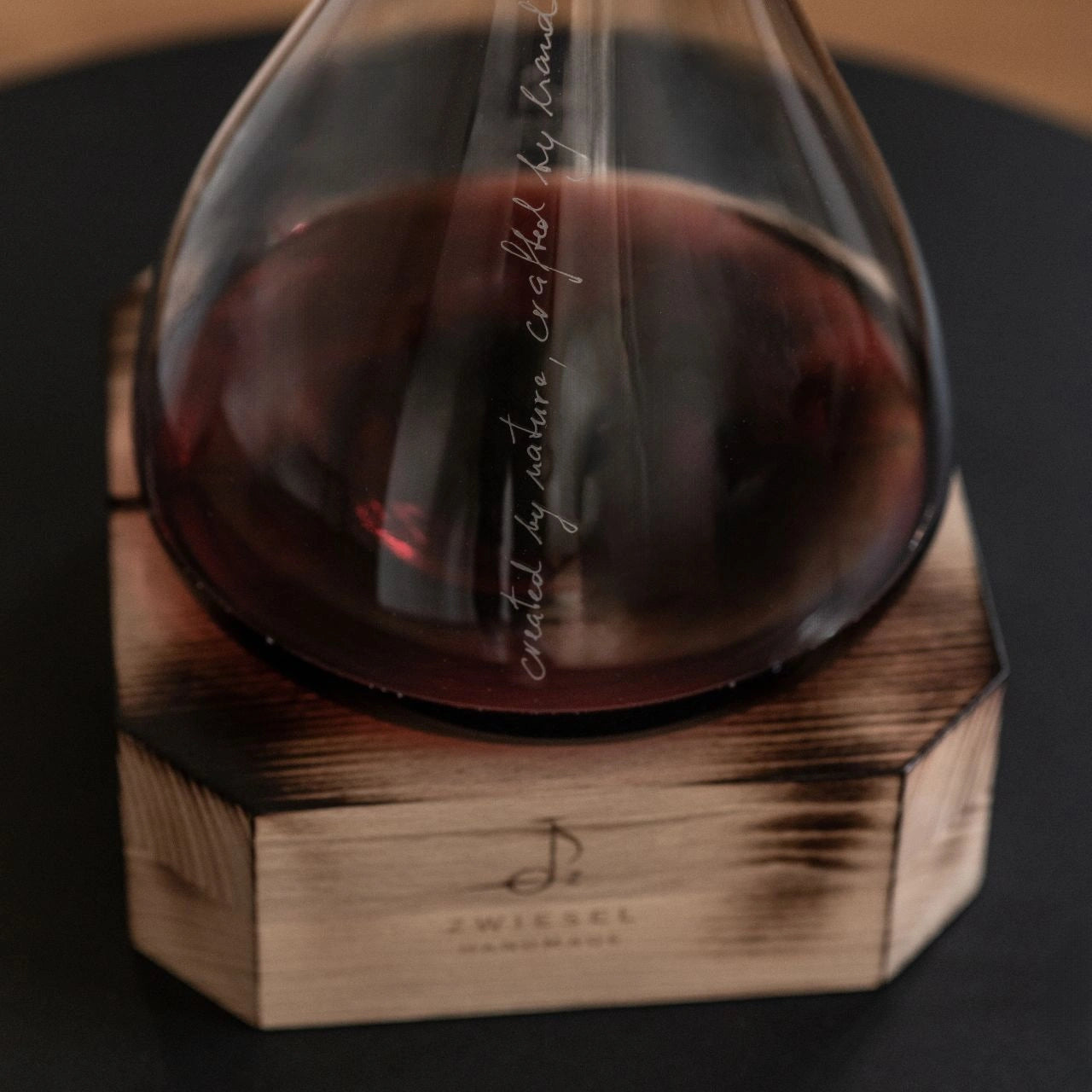 Zwiesel Glas Iconics Rotweindekanter mit Holzsockel Detail Gravur