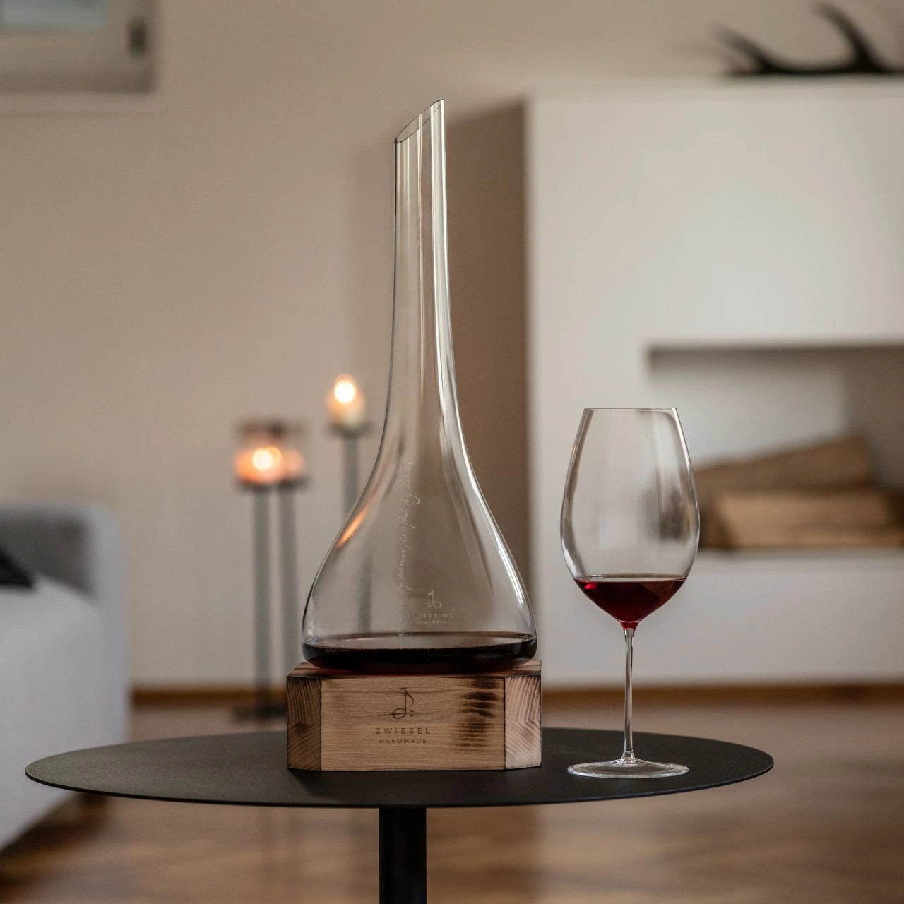 Zwiesel Glas Iconics Rotweindekanter mit Holzsockel Impression